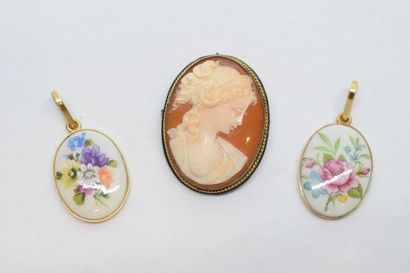 null Lot composé de deux pendentifs en porcelaine peints de bouquets de fleurs à...