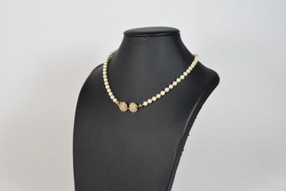 null Collier de perles de cultures alternant des anneaux d'or jaune 14k (585). Fermoir...