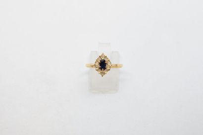 null Bague marquise en or jaune 18k (750) ornée d'un saphir ovale dans un entourage...