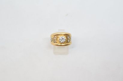 null Bague en or jaune 18k (750) ornée d'un diamants centrale d'environ 0.70 cts...