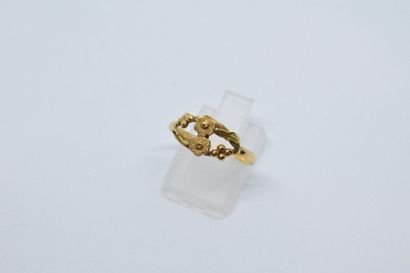 null Bague en or jaune 18k (750), anneau ajouré figurant deux petites fleurs. Poids...