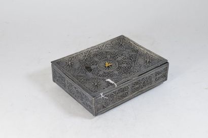 null Boîte rectangulaire en argent et métal ajourée à motif de fleurs et de rosaces...