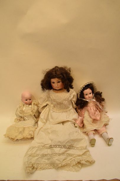 null Ensemble de 3 poupées modernes, 

H=66-42-35cm.



