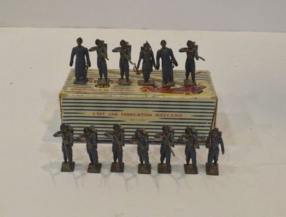 null Ensemble de treize soldats de plomb, infanterie française 1914-1918. Edition...