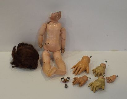 null Ensemble d'éléments de poupées : un corps, diverses mains, une perruque, une...