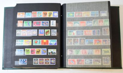 null Deux classeurs de timbres neufs d'Europe, ALLEMAGNE, ESPAGNE, GRANDE BRETAGNE,...