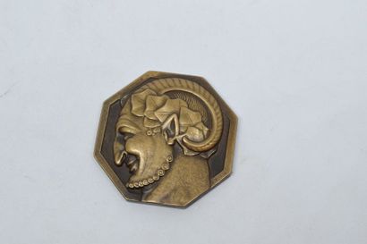 null [ TURIN ]

Médaille octogonale en broze à patine brune représentant une Tête...