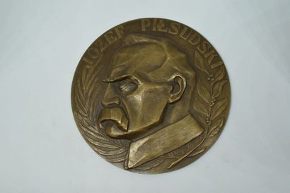 null Médaille uniface en bronze commémorant Jozef pilsudski.

Signée Olga Niewska...
