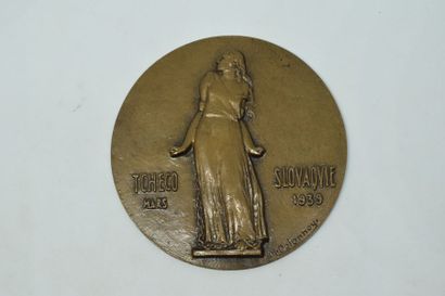 null Médaille uniface en bronze commémorant la Tchécoslovaquie Mars 1939.

Signée...