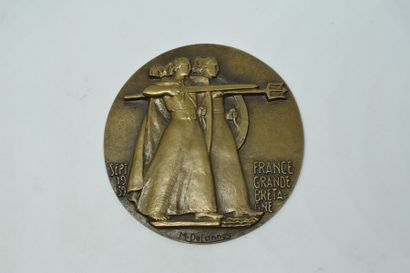 null Médaille uniface en bronze commémorant la France et la Grande-Bretagne. 

Inscriptions...