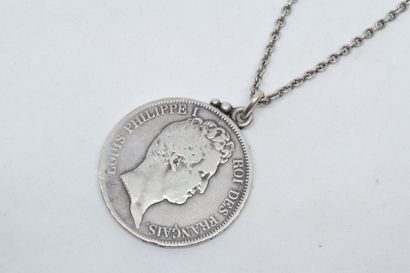null Pièce de 5 francs Louis Philippe I de 1831 MA (soudée) avec une chaine en argent....