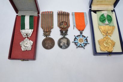 null Ensemble de cinq médailles civiles :

Croix de Chevalier du Mérite Social

Deux...