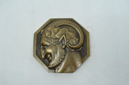 null [ TURIN ]



Médaille octogonale en broze à patine brune représentant une Tête...