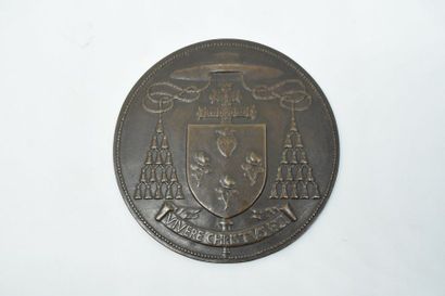 null Médaille en bronze représeant le blason du Cardinal Léon-Adolphe Amette. 

Dim...