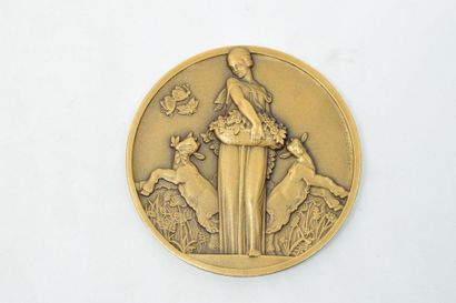 null Médaille en bronze doré à l'effigie d'une déesse Flore.

Signé Jean Vernon.

Diam...