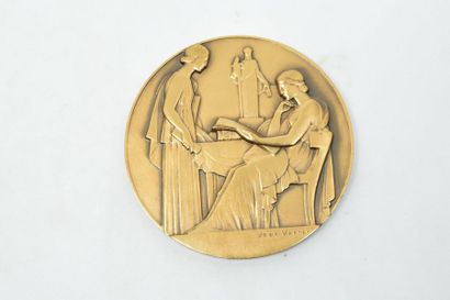 null Médaille en bronze doré commémorant la Justice.

Signé Jean Vernon.

Diam :...