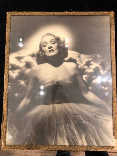 null Marlene DIETRICH (1901-1992) actrice. PHOTOGRAPHIE signée ; 30 x 24 cm (sous...