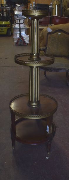 null Guéridon de style Louis XVI en acajou et bronze doré à quatre tablettes circulaires...