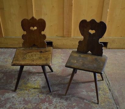null Ensemble de deux chaises alsaciennes en bois à dossier ajouré de coeurs, l'un...