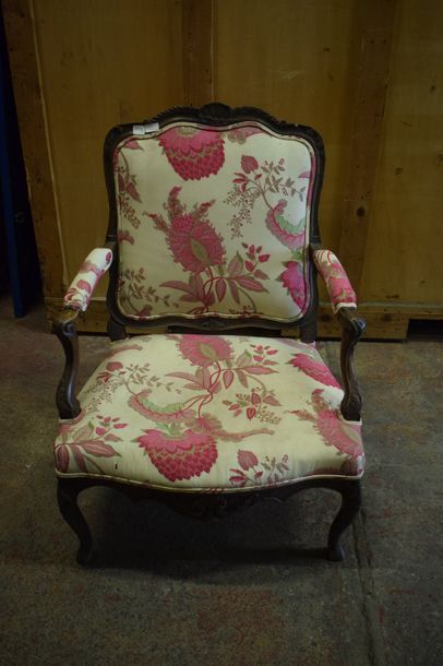 null Un fauteuil en bois naturel Louis XV