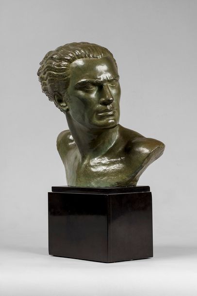 null GIBERT Lucien, 1904-1988

Buste d'homme

bronze à patine antique sur socle en...