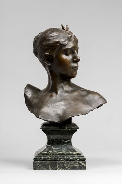 null FALGUIÈRE Alexandre, 1831-1900

Diane

buste en bronze à patine médaille sur...