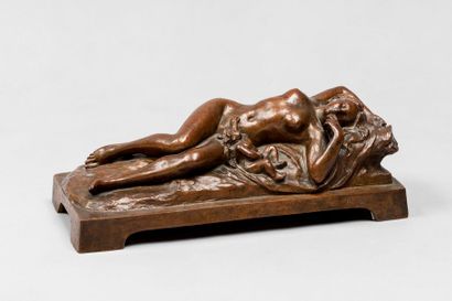 null FAIVRE Ferdinand, 1860-1937

Vénus endormie

bronze à patine brun-clair (salissures)

sur...