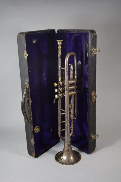 null Ensemble composé de : 

Cornet non marqué 

Cornet JTL circa 1900 cuivre ABE

Cornet...