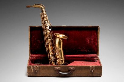 null Saxophone alto Couesnon, petits enfoncements sous le pavillon, 2 bocals, pas...