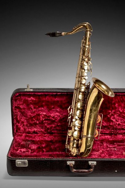 null Beau saxophone ténor Conn Elkhart, IMD-USA, BE, avec son bocal et son bec. 