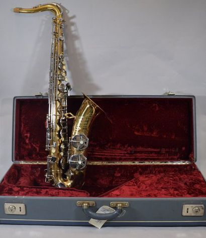 null Saxophone ténor Dolnet, avec 2 bocals, pas de bec. BE 