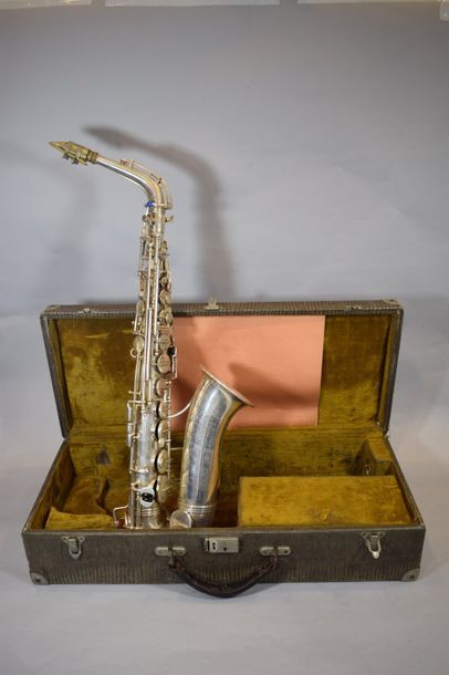 null Saxophone alto Couesnon, 1900, modèle 2088, bon état, argenté, dans sa boîte...