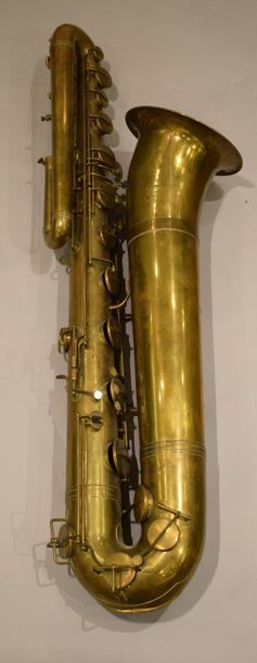null Ensemble composé de : 

Saxophone basse, E.Beaugnier. En l'état 

Bugle Antoine...