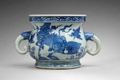 null CHINE - Début XVIIe siècle

Vase de forme gui en porcelaine décorée en bleu...