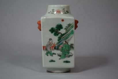 null CHINE - Fin XIXe siècle

Vase de forme cong en porcelaine décorée en émaux polychromes...