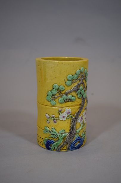 null CHINE - Vers 1900

Petit porte-pinceaux en forme de bambou en porcelaine émaillé...