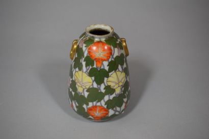 null JAPON - Epoque MEIJI (1868 - 1912)

Petit vase ovoïde en porcelaine décorée...