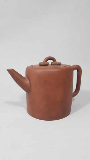 null CHINE, Fours de Yaozhou - XXe siècle

Théière de forme cylindrique en grès brun...