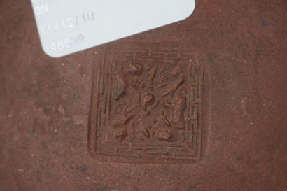 null CHINE, Fours de Yaozhou - XXe siècle

Théière de forme cylindrique en grès brun...