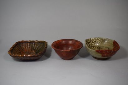 null JAPON - Epoque EDO (1603 - 1868), XIXe siècle

Trois chawan en grès de forme...