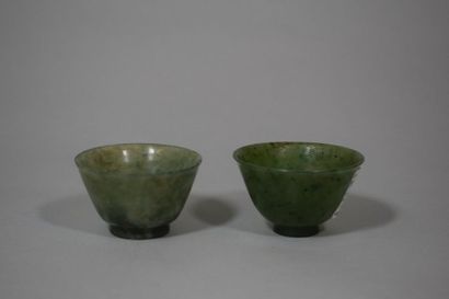 null CHINE - XXe siècle

Paire de sorbets en néphrite verte. Diam. 6 cm.

