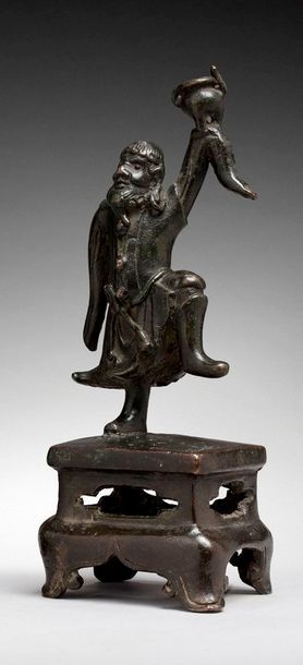 null CHINE - Epoque MING (1368 - 1644)

Statuette d'étranger en bronze à patine brune,...