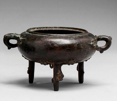 null CHINE - Fin Epoque MING (1368 - 1644)

Brûle-parfum tripode en bronze à patine...