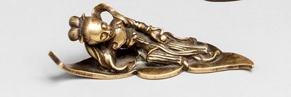 null CHINE - XIXe siècle

Repose pinceaux en bronze en forme de jeune femme allongée...