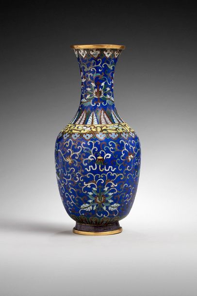 null CHINE - XIXe siècle

Vase balustre à col évasé en bronze doré et émaux cloisonnés...