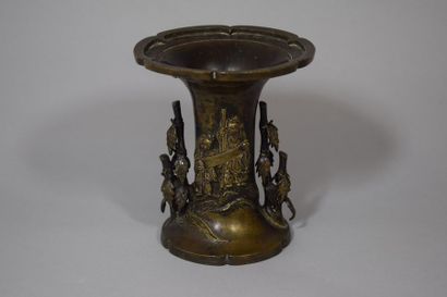 null JAPON - Epoque MEIJI (1868 - 1912)

Vase de forme archaïque stylisé en bronze...