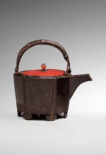 null JAPON - Epoque EDO (1603 - 1868)

Verseuse tetsubin en fonte de fer à décor...