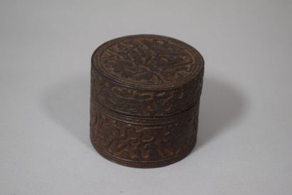null CHINE - XIXe siècle

Petite boite ronde en fer ciselé à décor sur le couvercle...