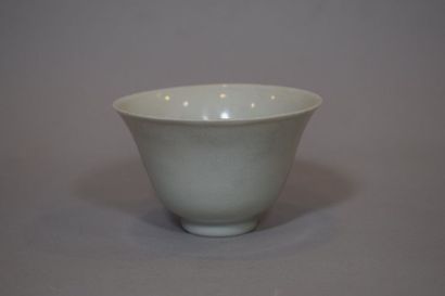 null Chine Dynastie Qing 

Petite coupe en porcelaine à couverte transparente délicate...
