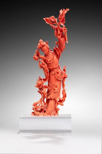 null Chine, XXe siècle

Statue en corail orange, représentant une déesse tenant des...